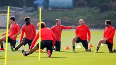 Sejumlah pemain MU berbincang saat melakukan latihan di Manchester United Training Ground, Inggris, (14/9). Manchester United akan bertanding pada laga perdana di Liga Europa melawan tim asal Belanda Feyenoord. (Reuters/Ed Sykes)