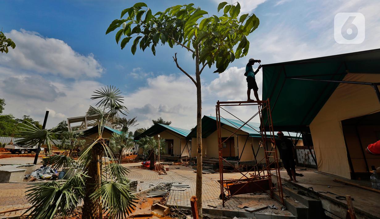 Aktivitas pembangunan penambahan ruang isolasi di Rumah Lawan COVID (RLC) Serpong, Tangerang Selatan, Kamis (11/2/2021). Pembangunan berkonsep Tenda Glamour Camping (glamping) itu bertujuan menambah kapasitas RLC untuk karantina pasien COVID-19 sebanyak 160 tempat tidur. (Liputan6.com/Angga Yuniar)