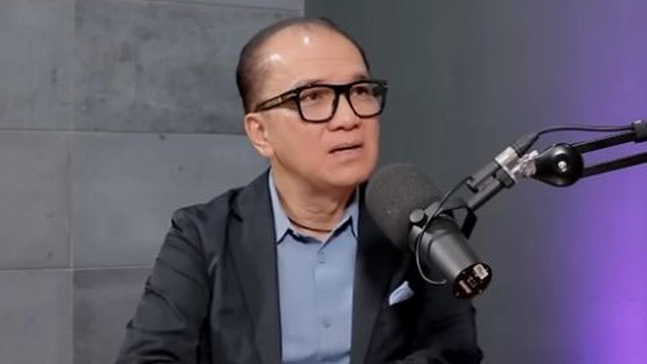 "Tahu nggak, begitu saya lagi bingung gitu, ada tangan di samping kanan saya, pegang saya. Ganteng, orang Arab, harum berbahasa Palembang. Dia pegang tangan saya, Bahasa Palembang itu 'Nak ke mano?' katanya," ungkap Tantowi Yahya. <br>