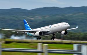 Pesawat Airbus A330 Garuda Indonesia mendarat di Bandara Internasional Sultan Iskandar Muda di Blang Bintang, Provinsi Aceh pada 13 Juli 2021. (CHAIDEER MAHYUDDIN / AFP)