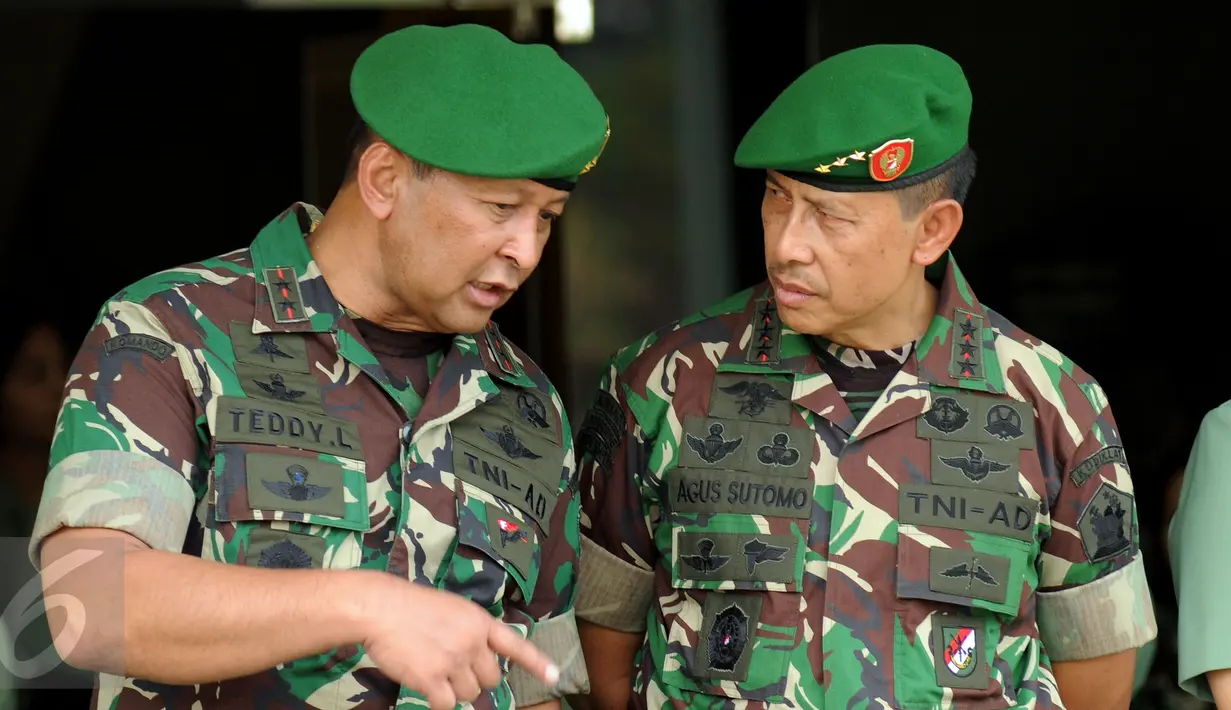 Pangdam Jaya, Mayjen Teddy Lhaksmana WK (kiri) berbincang bersama Komandan Kodiklat TNI AD, Letjen TNI Agus Sutomo usai apel bersama Satuan Jajaran Kodam Jaya di Makodam Jaya, Jakarta, Kamis (17/9/2015). (Liputan6.com/Helmi Fithriansyah)