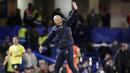 Pelatih Chelsea, Enzo Marseca melambaikan tangan kepada para penonton saat merayakan kemenangan timnya atas Southampton dalam laga lanjutan Liga Inggris 2024/2025 di Stamford Bridge, London, Rabu (26/02/2025) WIB. (AP Photo/John Walton)