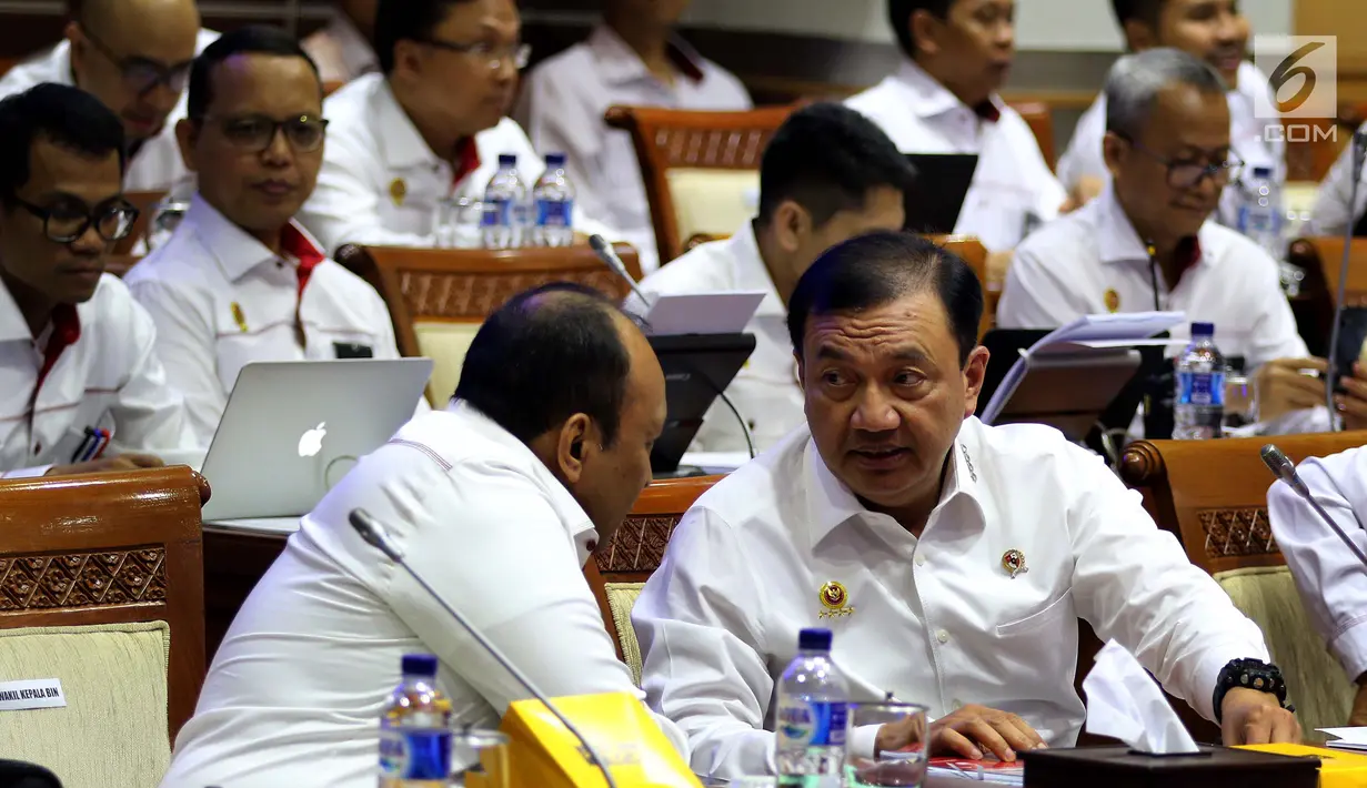 Kepala BIN Budi Gunawan mengikuti rapat kerja bersama Komisi I DPR di Kompleks Parlemen, Senayan, Jakarta, Rabu (24/10). Rapat membahas penyesuaian RKA K/L Tahun 2019 sesuai hasil pembahasan dari Badan Anggaran DPR. (Liputan6.com/Johan Tallo)