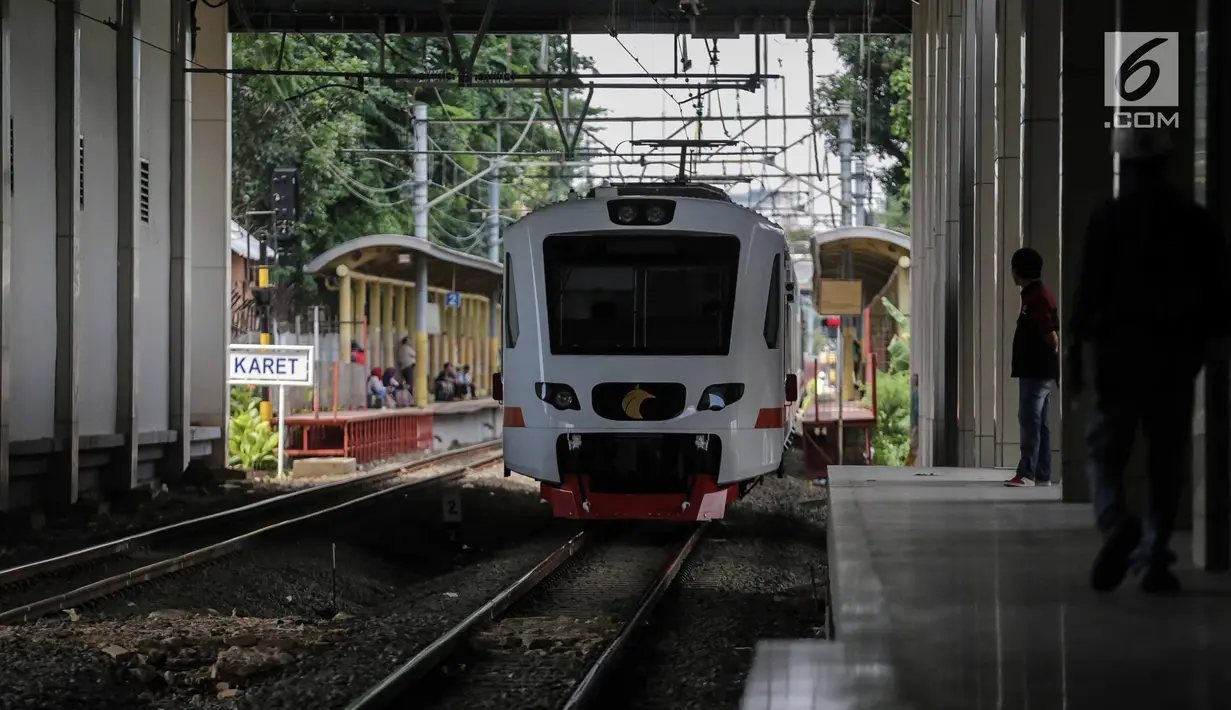 Rangkaian kereta Bandara Soekarno-Hatta yang mulai beroperasi memasuki peron stasiun Sudirman Baru, Jakarta, Selasa (26/12). Pada 2 Januari, kereta bandara Soekarno Hatta akan diberlakukan tarif normal yaitu Rp 70.000. (Liputan6.com/Faizal Fanani)