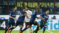 Selebrasi pemain Inter Milan menyambut gol yang dicetak Gary Medel ke gawang AS Roma. ( REUTERS/Alessandro Garofalo)