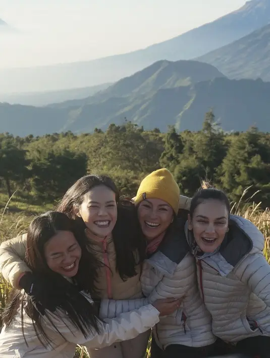 Outfit yang sama masih dipakai saat menikmati indahnya matahari pagi di Gunung Prau [@yurayunita]