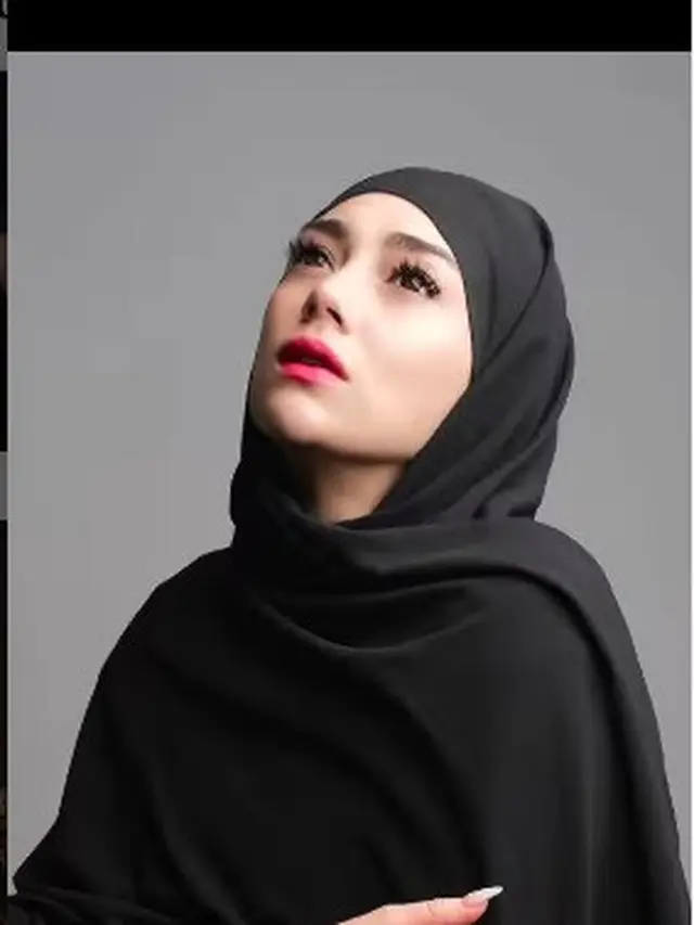 Celine Evangelista kembali tampil memakai hijab (Foto: Instagram @fadi.iskandar)