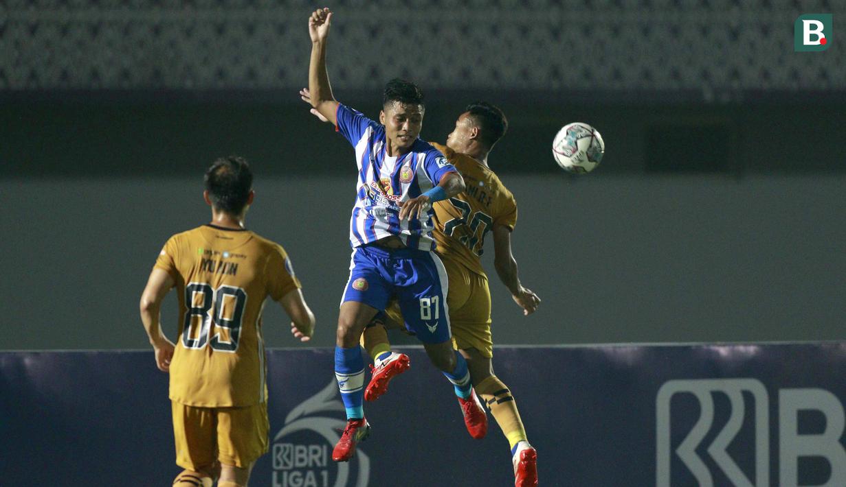 Para pemain Persiraja masih tidak menyerah untuk menyamankan kedudukan dengan terus menekan barisan pertahanan Bhayangkara FC. Sampai laga berakhir, tidak ada gol tambahan yang tercipta. (Foto: Bola.com/M iqbal Ichsan)