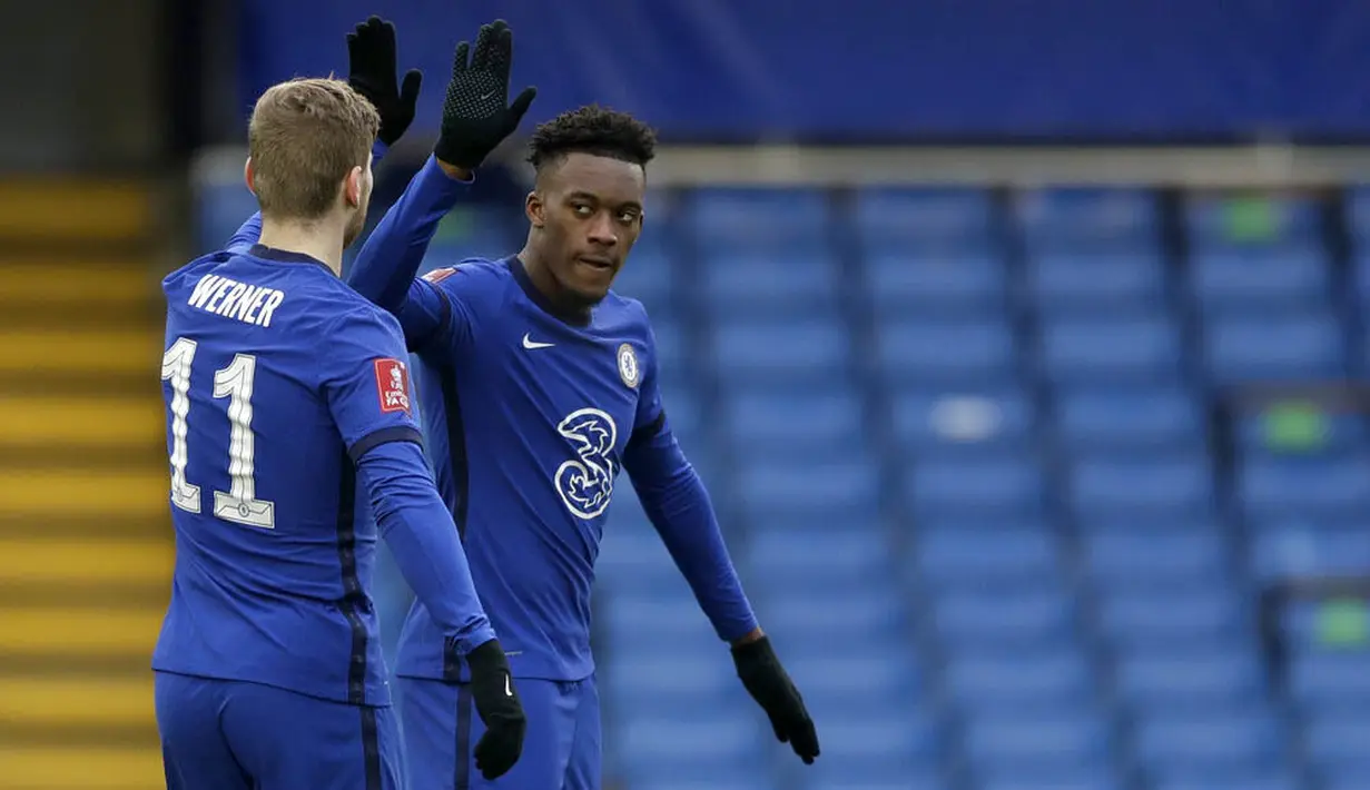 Striker Chelsea, Callum Hudson-Odoi, melakukan selebrasi bersama Timo Werner, usai mencetak gol ke gawang Morecambe pada laga Piala FA di Stadion Stamford Bridge, Minggu (10/1/2021). Chelsea menang dengan skor 4-0. (AP/Matt Dunham)