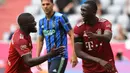 Dayot Upamecano (kanan) direkrut oleh Bayern Munchen untuk menggantikan bek tengah andalannya yang hengkang pada bursa transfer musim panas lalu, yaitu Jerome Boateng dan David Alaba. Pemain 23 tahun tersebut mampu tampil apik dan solid di lini belakang Bayern Munchen. (AFP/Christof Stache)