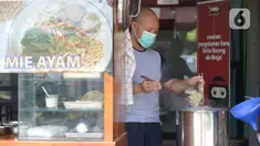 Megah Putra Perkasa membuat mie ayam  di Indonesia di Kios Granada  Koncana Loka, BSD City, Tangerang Selatan, Banten, Rabu (12/8/2020). (merdeka.com/Dwi Narwoko)