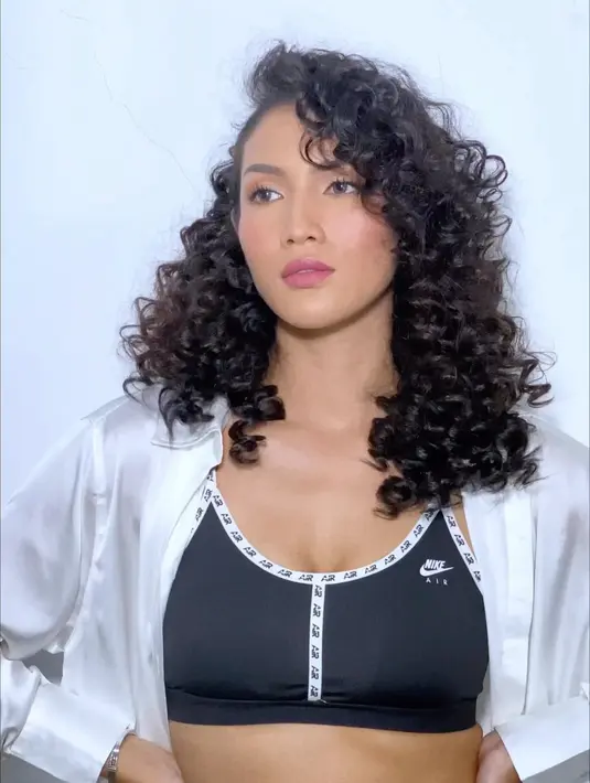 Aulia Sarah tampil sporty dengan memadukan sports wear hitam dan celana berwarna tortilla. (FOTO: instagram.com/owliasarah/)