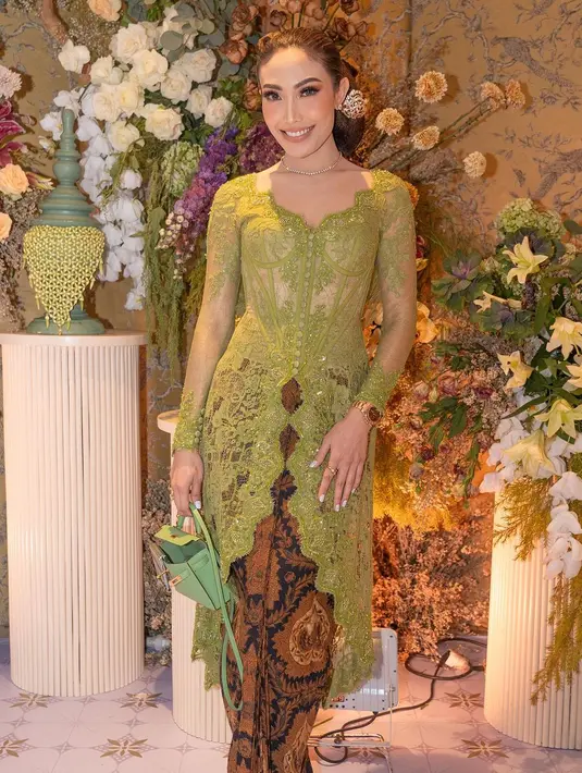 Pilihan kebaya kondangan Ayu Dewi selanjutnya adalah kebaya berwarna pistachio green. Kebaya klasik dengan potongan body fit ini dipadukan dengan kain batik cokelat. [@mrsayudewi]