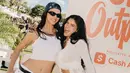 Kendall tampil santai mengenakan atasan crop putih dipadukan celana pendek warna senada lengkap dengan belt hitam. Dan mengenakan kacamata hitam serta topi capnya. Kylie tampak mengenakan atasan crop lengan panjang putih dipadukan celana denim. [@drink818]