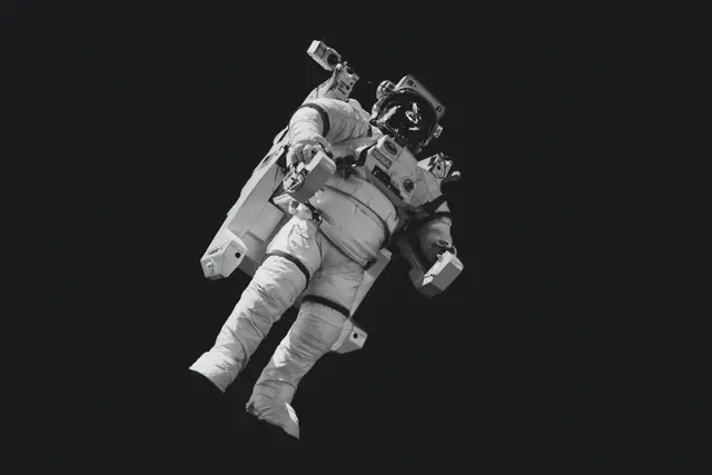 Prada Bakal Desain Pakaian Astronot NASA untuk Misi ke Bulan Tahun 2025
