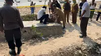 Jasad bayi ditemukan tergeletak di Pantai Meduran Tuban. (Istimewa)