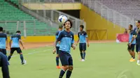 Penggawa klub Ventforet Kofu, Irfan Bachdim memainkan bola saat berlatih bersama timnas senior Indonesia di Stadion GBK, Jakarta, (12/11/2014). (Liputan6.com/Helmi Fithriansyah)