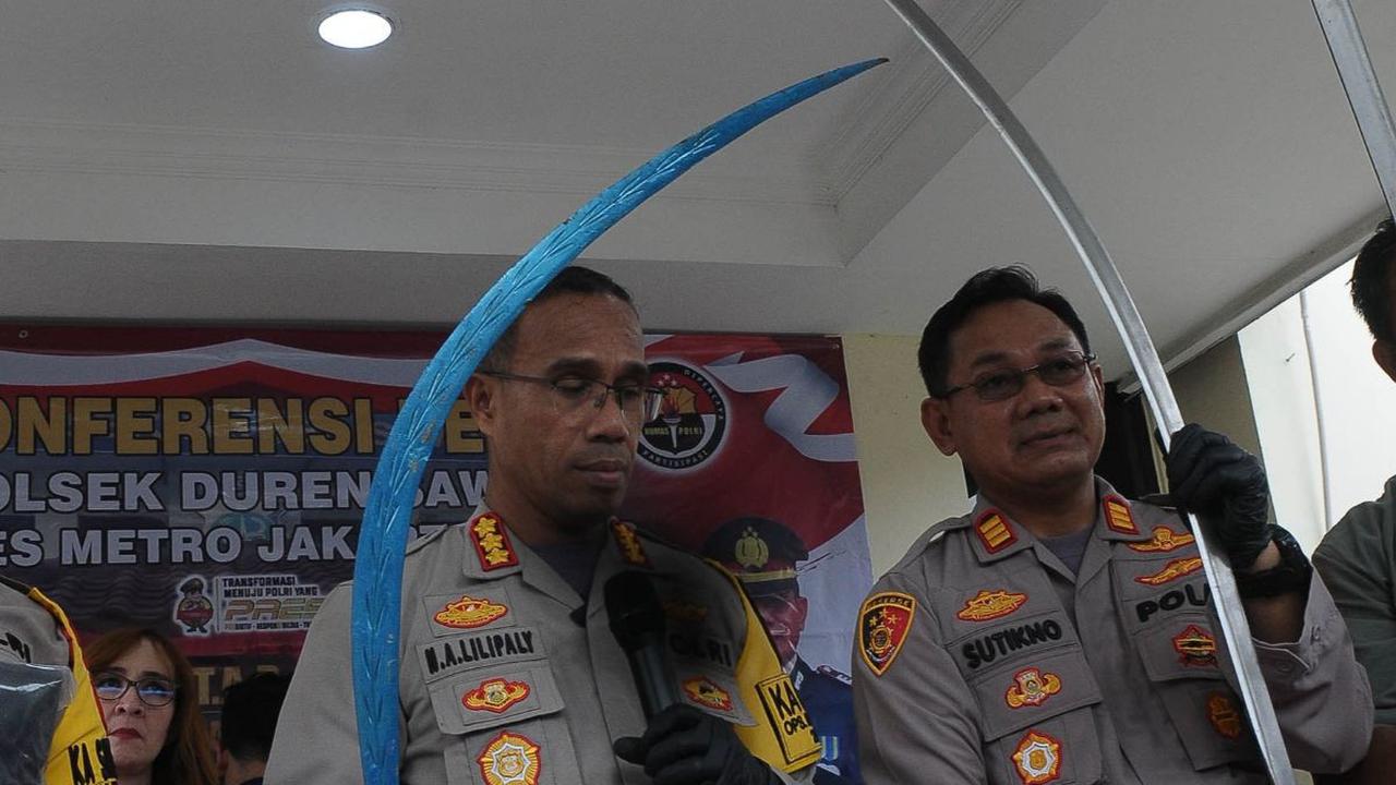 FOTO: Polisi Bekuk Pelaku Tawuran Antar Geng yang Tewaskan 1 Orang, Celurit-Celurit Panjang Diamankan
