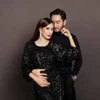 Bersama fotografer @mariophotographie, Jeje dan Syahnaz mengusung dua konsep foto keluarga berbeda. [Instagram/ @mariophotographie]