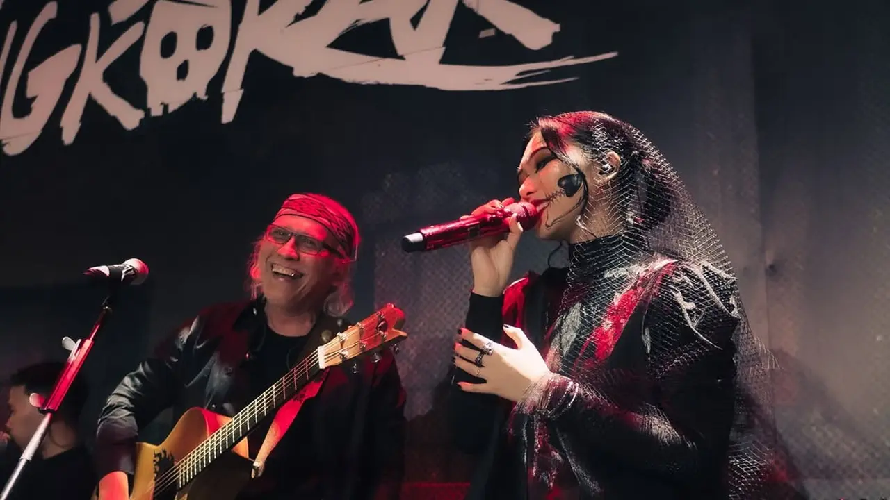 Pesona Misterius Isyana Sarasvati dengan Makeup Wajah Tengkorak Saat Duet Bareng Iwan Fals