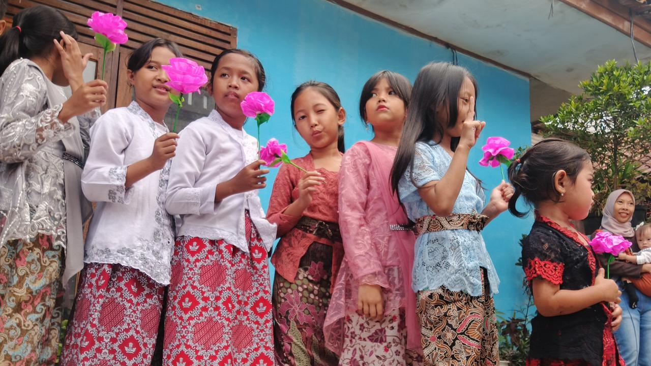 Momen Haru Warnai Sungkem di Peringatan Hari Ibu Lio Genteng Bandung