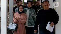 Tersangka kasus penyalahgunaan narkoba Medina Zein (kiri) saat rilis di Polda Metro Jaya, Jakarta, Jumat (3/1/2020). Polda Metro Jaya akan melakukan rehabilitasi terhadap artis sekaligus pengusaha yang terbukti positif mengonsumsi narkoba tersebut. (merdeka.com/Imam Buhori)
