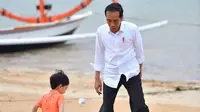Presiden Jokowi sedang bermain sepakbola bersama Jan Ethes di tepi Pantai Sanur, Bali (Dok.Instagram/@jokowi/https://www.instagram.com/p/BythAi7BDCh/Komarudin)