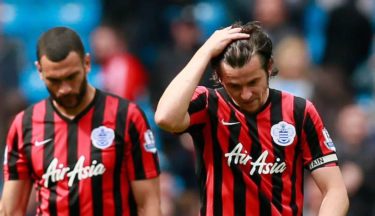 Gelandang QPR, Joey Barton (kanan) tertunduk usai dikalahkan Manchester City (0-6) di Laga Liga Premier Inggris di Etihad Stadium, Minggu (10/5/2015). Manchester City menang 6-0 atas QPR. (Reuters/Jason Cairnduff)