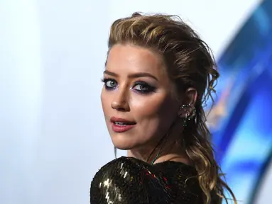 Amber Heard berpose saat tiba menghadiri premier film terbarunya, "Aquaman" di Los Angeles, California, AS (12/12). Di film ini Amber Heard sebagai pemeran karakter Mera. (AP Photo/ Jordan Strauss)