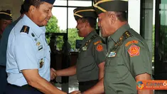 Citizen6, Cilangkap: Acara Sertijab diakhiri
dengan penyerahan kenang-kenangan berupa Plakat dan Patung Jenderal Sudirman dari Panglima TNI kepada Mayjen TNI Langgeng Sulistiyono. (Pengirim: Badarudin Bakri)
