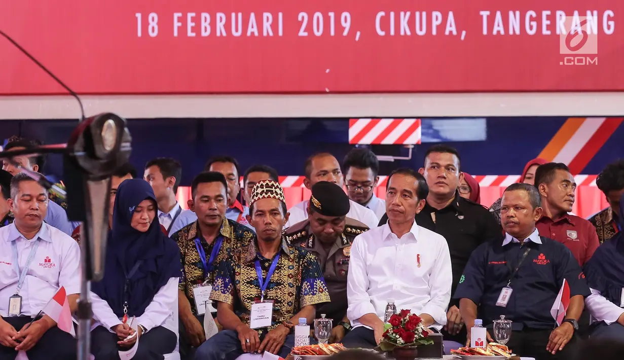 Presiden Jokowi menghadiri acara Pelepasan Kontainer Ekspor Mayora di pabrik Mayora di Cikupa Tangerang, Senin (18/2). Jokowi resmi melepas kontainer ekspor ke 250.000 ke Filipina dan memperingati HUT Mayora Group yang ke 42. (Liputan6.com/Fery Pradolo)