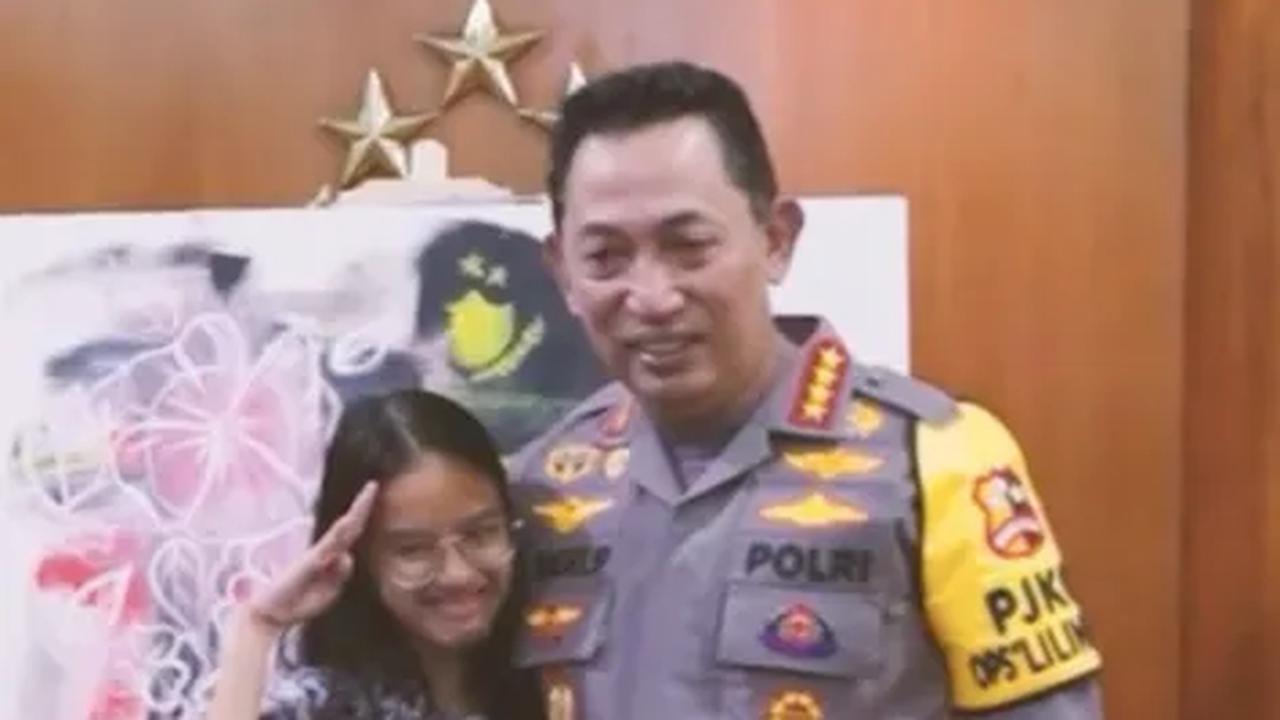 “Di momentum ini Pak Listyo terlihat matanya berkaca-kaca,” tulis keterangan video.