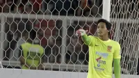 Kiper Borneo FC, M. Ridho, saat pertandingan melawan Persija Jakarta pada laga Liga 1 di SUGBK, Jakarta, Sabtu (14/4/2018). Persija menang 2-0 atas Borneo FC. (Bola.com/M Iqbal Ichsan)