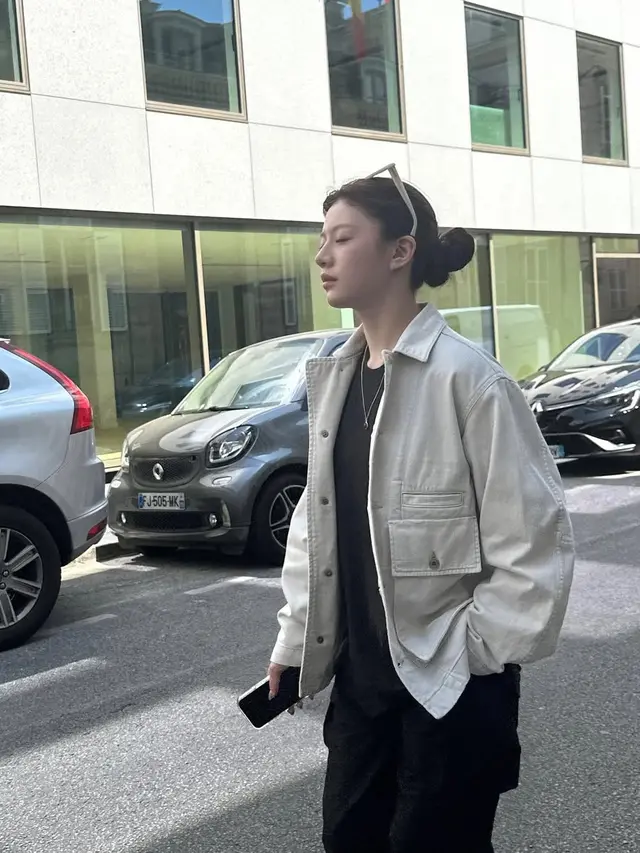 6 Ide Padu Padan Outfit Nongkrong ala Go Yoon Jung, Tampil Kece di Kafe