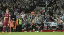 Para pemain Newcastle United merayakan gol yang dicetak Alexander Isak pada pertandingan lanjutan Liga Inggris di stadion Anfield di Liverpool, Inggris, Kamis (1/9/2022). Liverpool menang tipis atas Newcastle 2-1. (AP Photo/Jon Super)