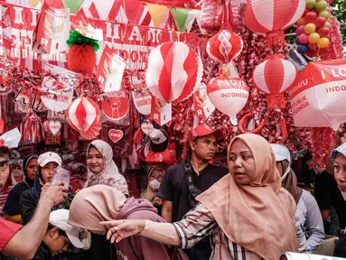 Orang-orang membeli dekorasi dengan warna bendera nasional Indonesia, Merah-Putih, di Jakarta pada Minggu 11 Agustus 2024. (Yasuyoshi CHIBA/AFP)