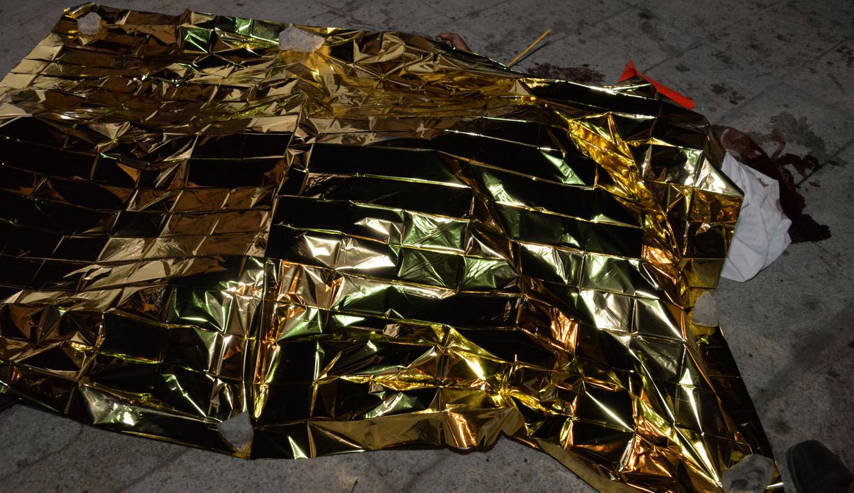 Jenazah yang diduga pelaku bom bunuh diri di pos keamanan di dekat Masjid Nabawi, Madinah, ditutupi oleh penutup berwarna emas, Senin (4/7). Sebanyak 4 petugas keamanan dilaporkan tewas, dan 5 lainnya terluka. (STR /AFP)