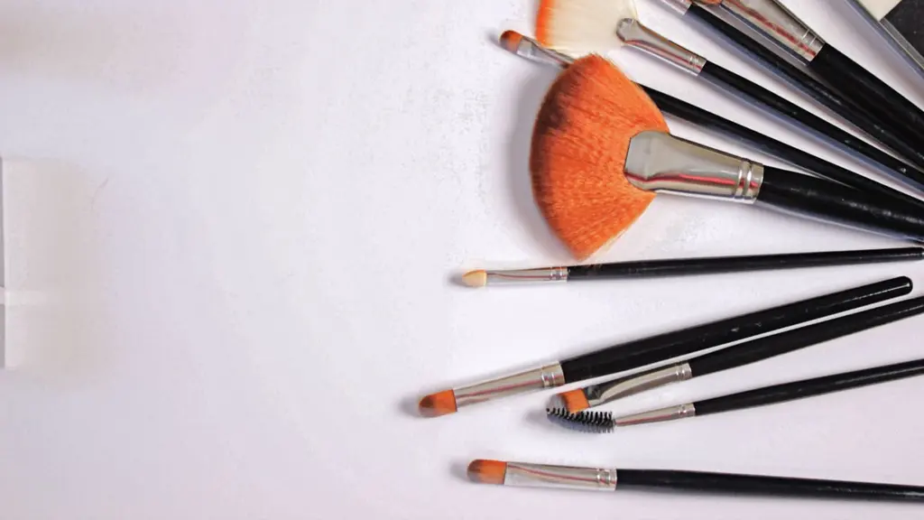 Pemula tidak perlu langsung membeli satu set brush yang lengkap. Memahami fungsi beberapa brush dasar sudah cukup untuk menciptakan hasil makeup yang rapi. (Foto/Dok: Pexels)