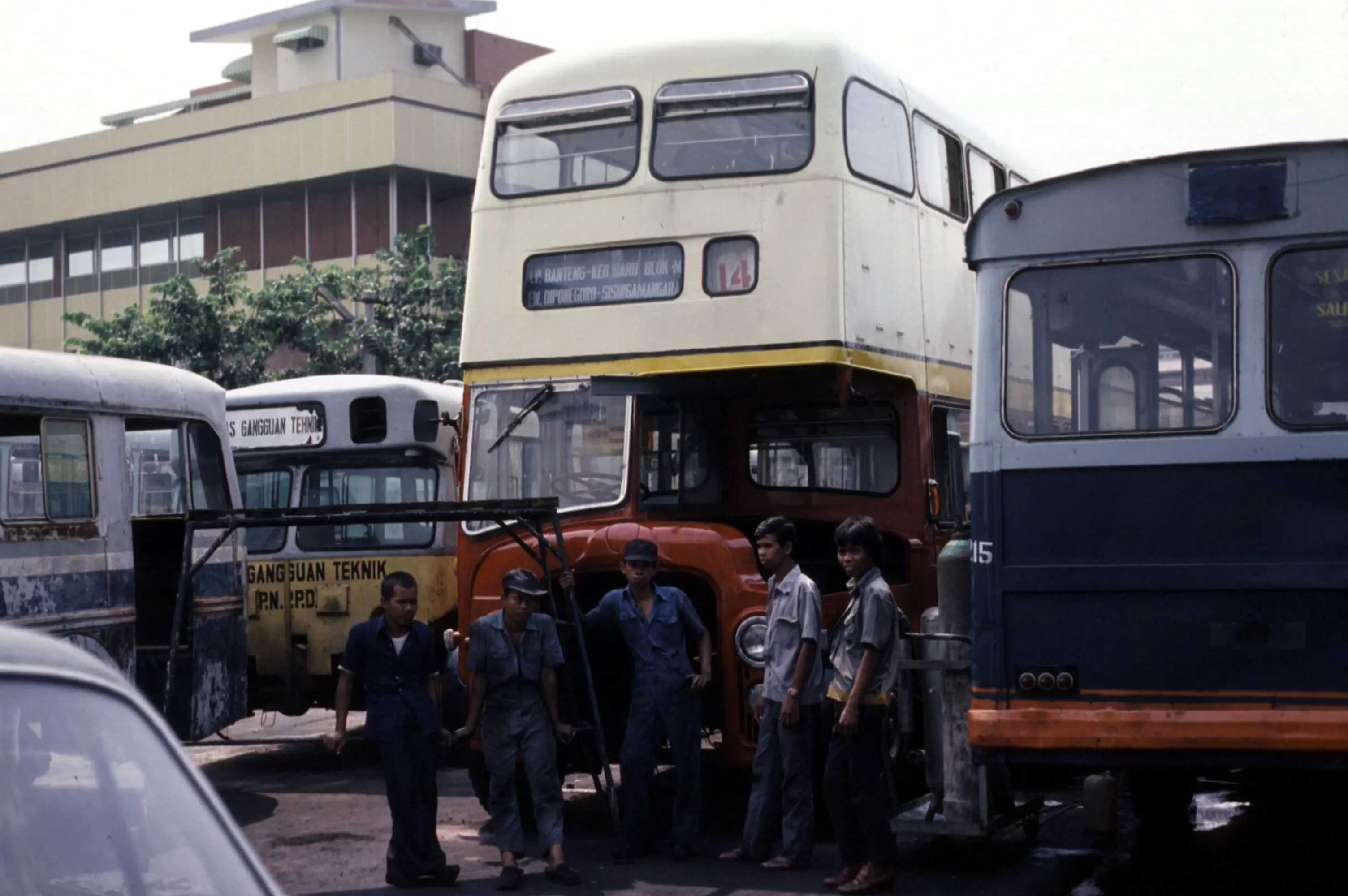 Bus tingkat Leyland generasi pertama yang beroperasi di Jakarta. (busesworldwide.org)