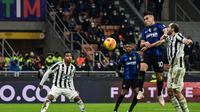 Laga ketat Juventus versus Inter Milan pada Piala Super Italia hari Kamis pagi WIB. (MIGUEL MEDINA / AFP)