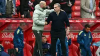 Asisten pelatih Chelsea asal Argentina, Willy Caballero, berjabat tangan dengan manajer Nottingham Forest asal Australia, Ange Postecoglou (kanan) setelah pertandingan Premier League&nbsp;antara Nottingham Forest dan Chelsea di The City Ground, Nottingham, Inggris tengah, pada 18 Oktober 2025. (JUSTIN TALLIS/AFP)