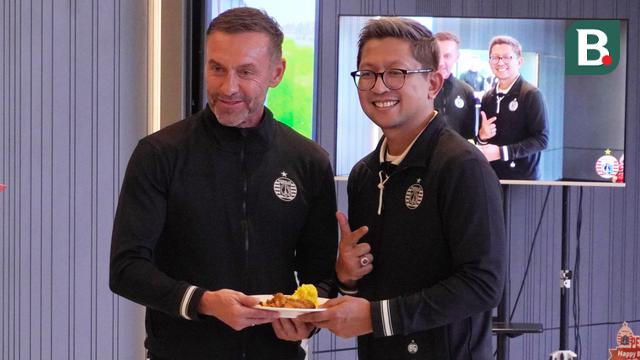 Foto: Momen Perayaan HUT Persija Jakarta ke-95, Thomas Doll Dapat Nasi Kuning dari Presiden Klub Macan Kemayoran