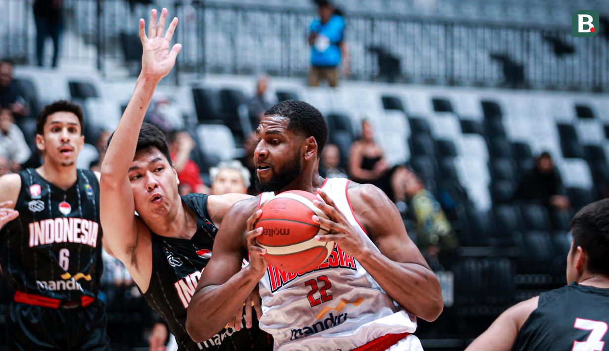 <p>Pemain Timnas Basket Indonesia, Marques Tarrell Bolden (kanan) berebut bola dengan pemain Indonesia Patriots, Agus Salim pada laga Indonesia International Basketball Invitational di Indonesia Arena, Senayan, Jakarta, Rabu (02/08/2023). (Bola.com/Bagaskara Lazuardi)</p>