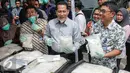 Kepala BNN, Budi Waseso menunjukan barang bukti sabu yang akan dimusnahkan di kantor BNN, Jakarta, Selasa (15/12). 164 kg sabu dimusnahkan dari hasil pengungkapan 5 kasus berbeda dengan cara dibakar dengan alat insulator. (Liputan6.com/Yoppy Renato)