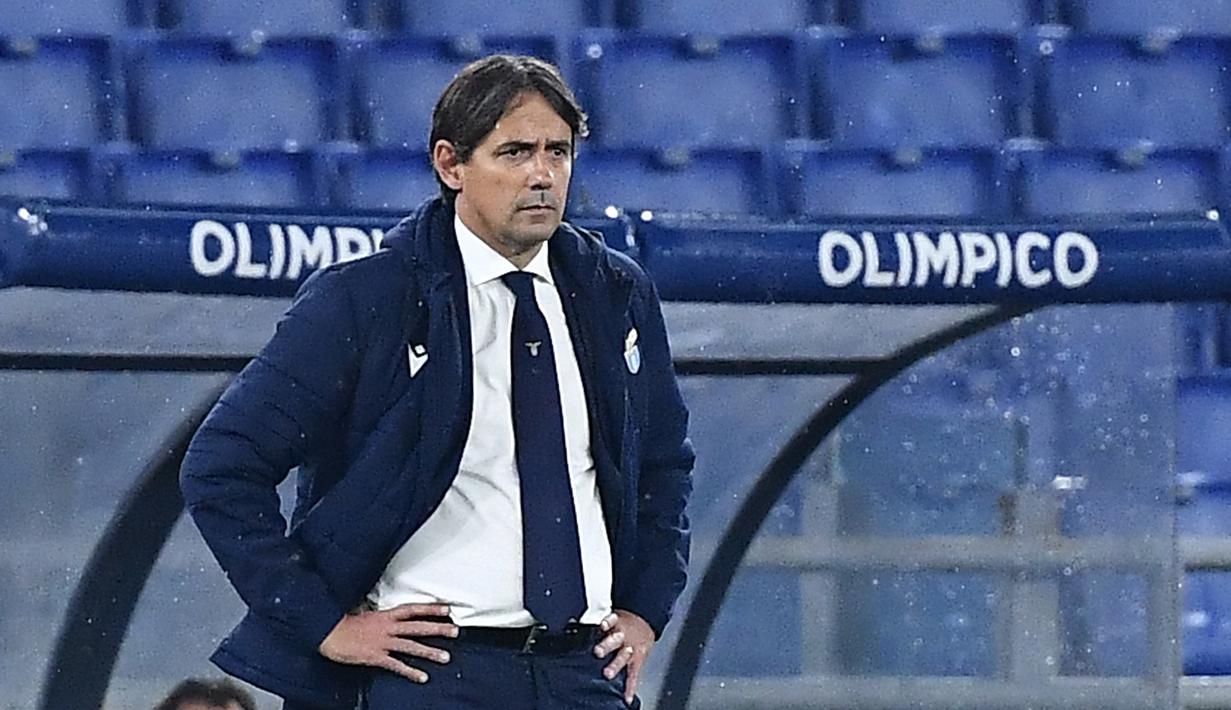 Pelatih Lazio, Simone Inzaghi, memperhatikan pemainnya saat menghadapi Club Brugge pada laga Grup F Liga Champions di Olympic Stadium, Rabu (9/12/2020) dini hari WIB. Lazio bermain imbang 2-2 melawan Club Brugge. (AFP/Tiziana Fabi)