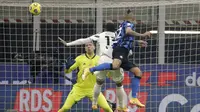 Gelandang Inter Milan Arturo Vidal mencetak gol ke gawang Juventus dalam lanjutan laga Liga Italia di Giuseppe Meazza, Senin (18/1/2021) dini hari WIB. (AP Photo/Luca Bruno)