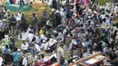 Massa aksi duduk-duduk beristirahat di taman belakang patung kuda Arjuna Wiwaha di Jalan Medan Merdeka Barat, Jakarta, Kamis (27/6/2019). Massa aksi berkumpul terkait pelaksanaan sidang putusan perselisihan hasil Pilpres 2019 di Gedung Mahkamah Konstitusi. (Liputan6.com/Helmi Fithriansyah)