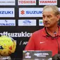 Pelatih Thailand, Kiatisuk Senamuang (kiri) bersama Alfred Riedl saat memberi keterangan jelang laga final di Hotel Aston, Bogor, Selasa (13/12). Indonesia akan melakoni laga melawan Thailand di Stadion Pakansari (14/12). (Liputan6.com/Helmi Fithriansyah)