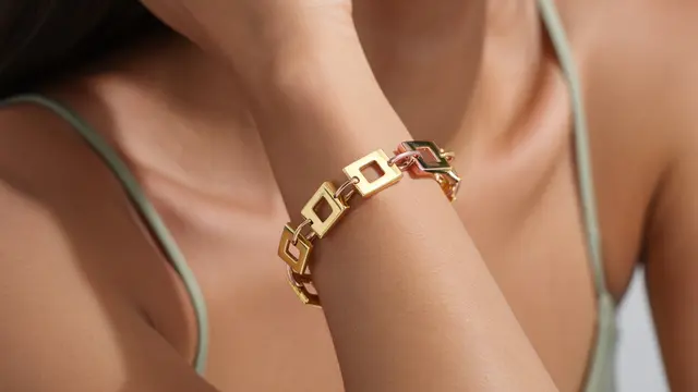 Model Gelang Emas 24 Karat Paperclip Minimalis yang Lagi Hits 2025/Ilustrasi gambar AI