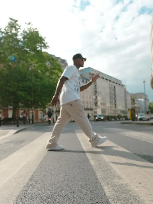 Ne-Yo (https://www.instagram.com/p/C8gnggRPD1K/?img_index=3)